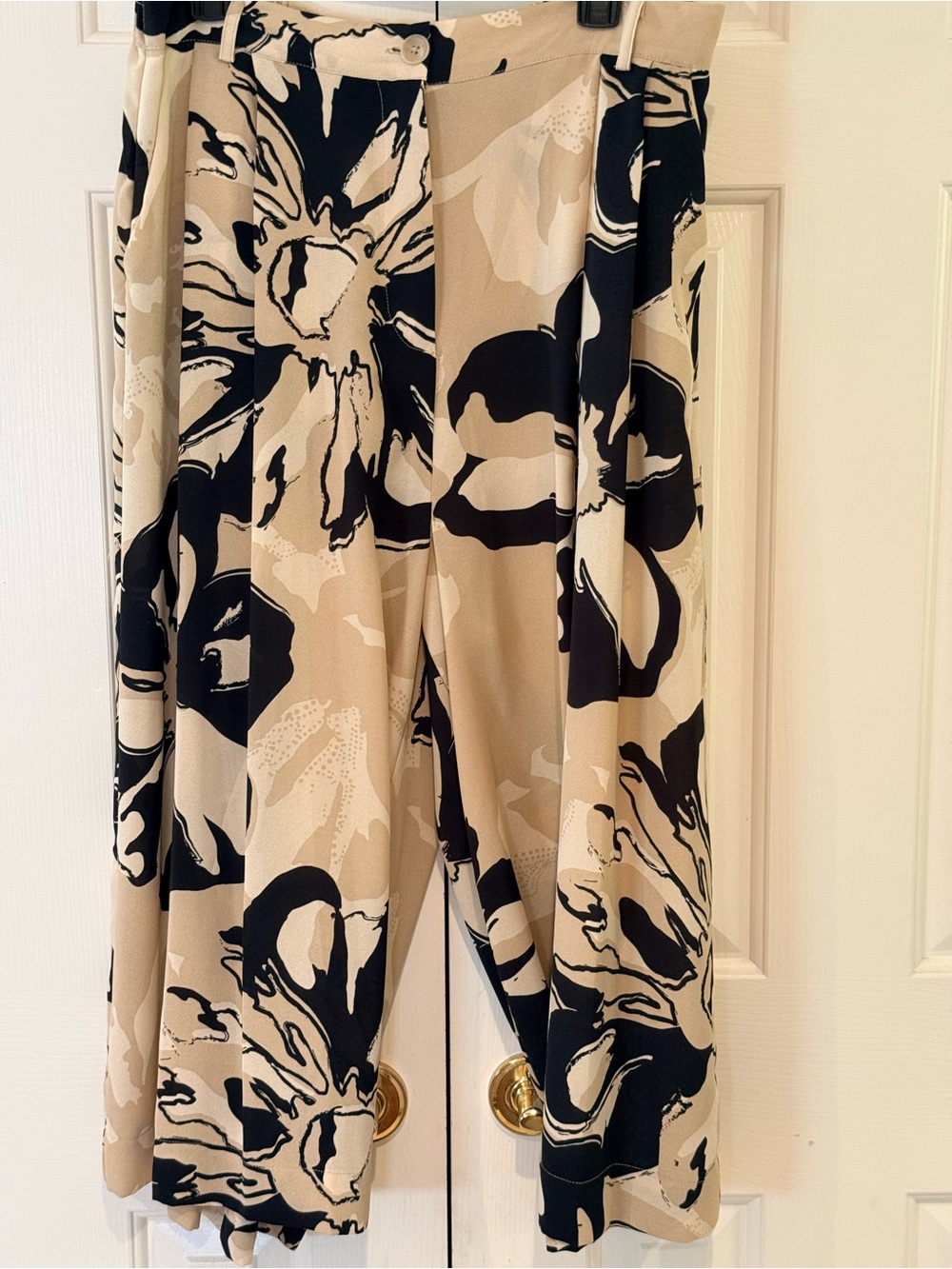 Adrianna Papell Beige and Black Wide-Leg Printed Capri Pants Pockets